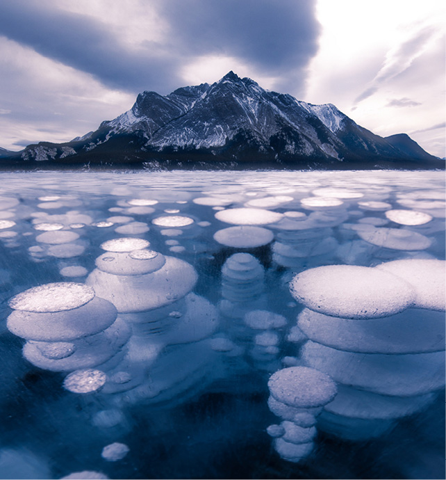 Ice bubbles trapped in lake 
